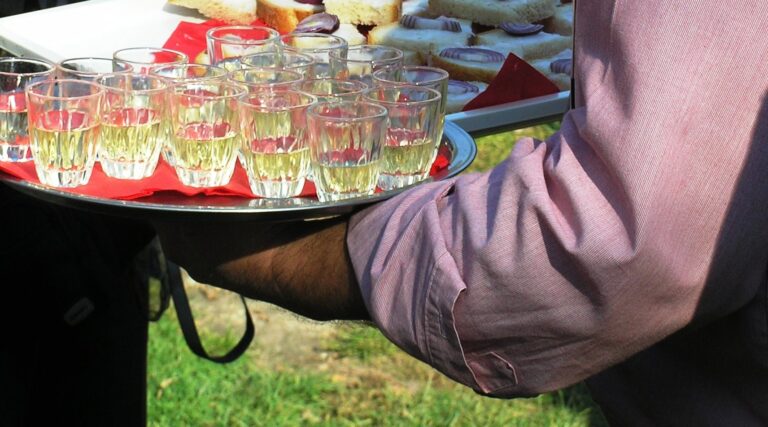 Pálinka és bor értékesítése kistermelőként.