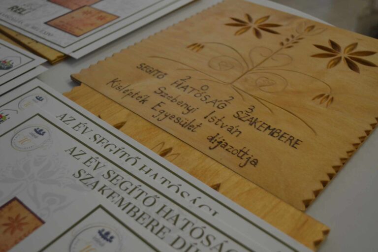 Átadtuk az ÉV SEGÍTŐ HATÓSÁGI SZAKEMBERE díjat a III. REL Expón, a rövid élelmiszer-ellátási lánc konferencián és kiállításon, Jakabszálláson.